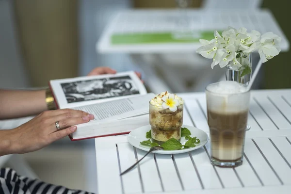 Kahve latte ve tatlı parfait kitap