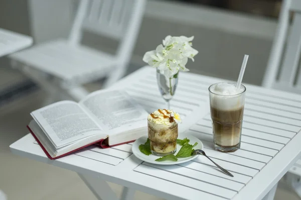Kaffee Latte und Dessertparfait — Stockfoto