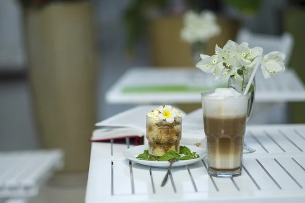 Kahve latte ve dessertparfait