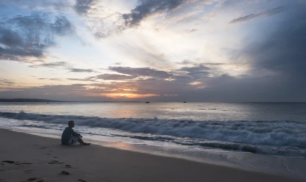 Kumsalda tek başına