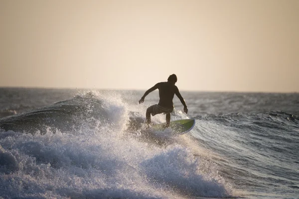 Під час заходу сонця серфінг — стокове фото