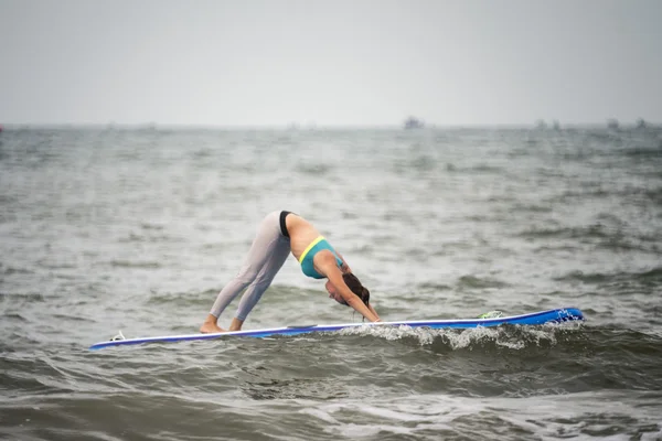 Sup Yoga meisje Wave Board — Stockfoto