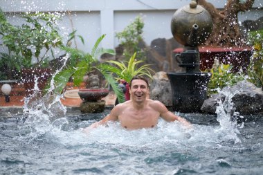 Eğlenceli havuzu mutlu adam
