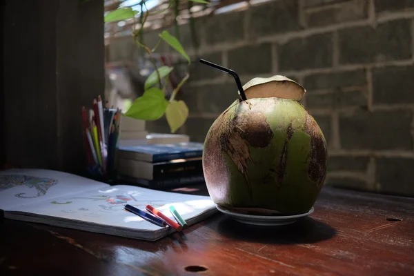 Kokossaft in Innenräumen — Stockfoto