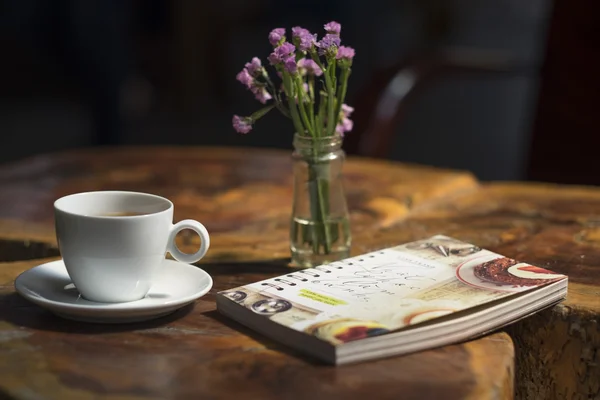 Közelkép csésze Tea, könyv, virág — Stock Fotó