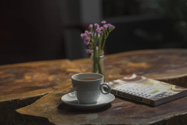 Nahaufnahme Tasse Tee, Buch, Blumen — Stockfoto