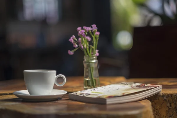 Yakın çekim fincan çay, kitap, çiçek
