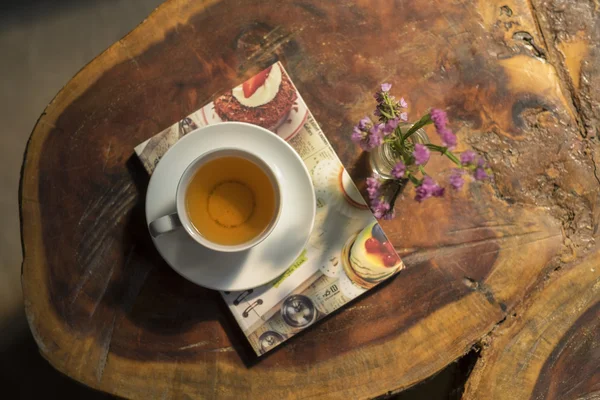 Nahaufnahme Tasse Tee, Buch, Blumen — Stockfoto