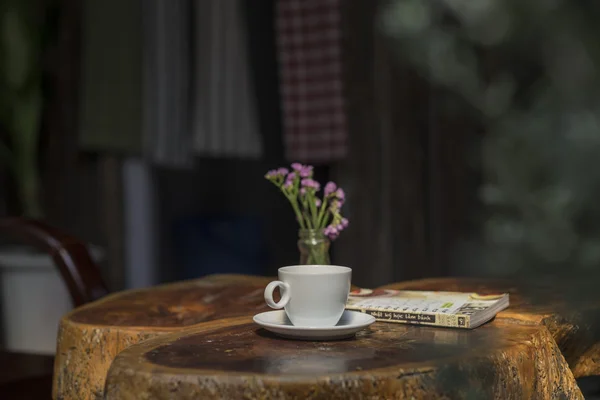 Yakın çekim fincan çay, kitap, çiçek