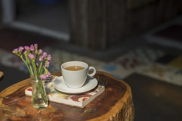 Yakın çekim fincan çay, kitap, çiçek