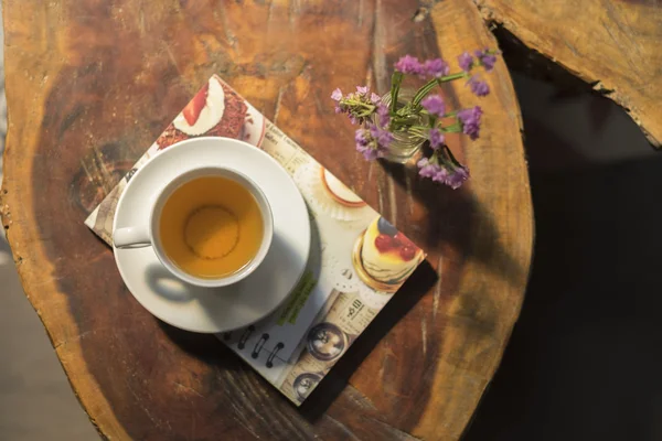 Yakın çekim fincan çay, kitap, çiçek