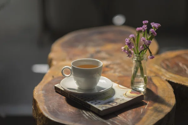 Nahaufnahme Tasse Tee, Buch, Blumen — Stockfoto