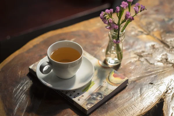 Чай, книга, цветы крупным планом — стоковое фото