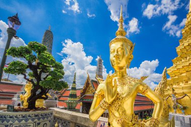 Buda heykeli Grand palace de calles Wat Phra Kaew Bangk içinde