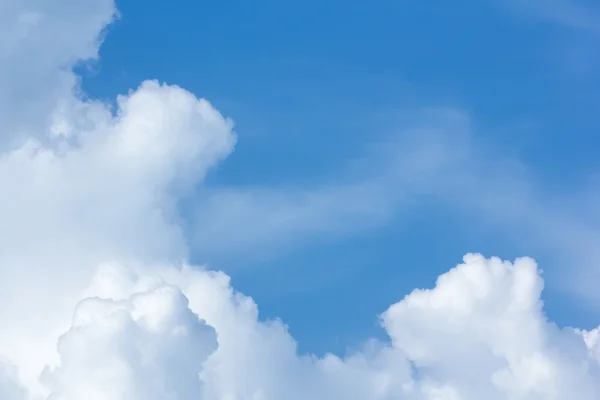 Boven wolk blauwe hemel achtergrond alleen — Stockfoto