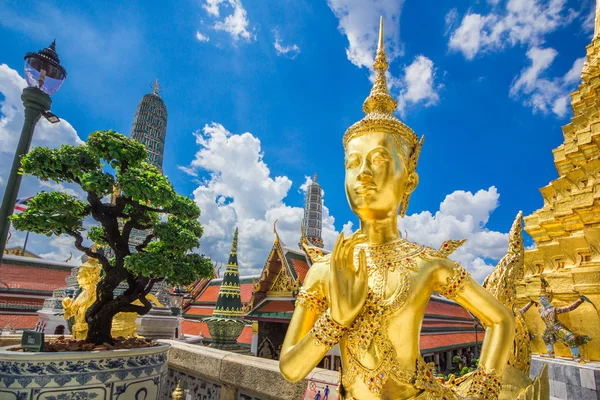 Bouddha sculpture Grand palais calles également Wat Phra Kaew à Bangk — Photo