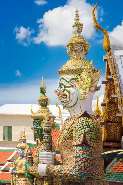 Giant sculpture Grand palace also calles Wat Phra Kaew in Bangko — Stock Photo, Image