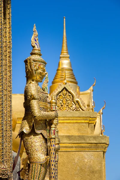 Gigantyczne rzeźby Grand palace również calles Wat Phra Kaew w Bangko — Zdjęcie stockowe