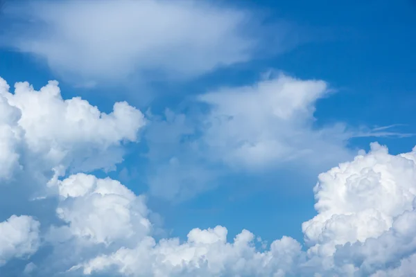 Au-dessus du ciel bleu nuage fond seulement — Photo