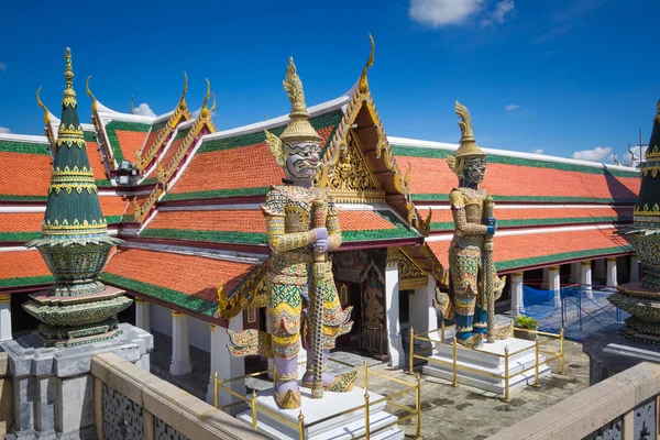 Giant sculpture Grand palace also calles Wat Phra Kaew in Bangko — Stock Photo, Image