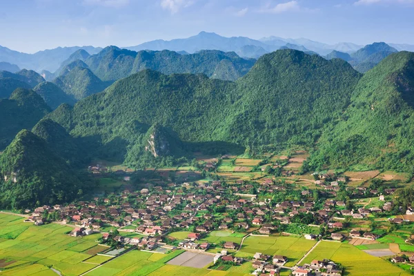 Dorp in vallei in Bac zoon, Vietnam — Stockfoto