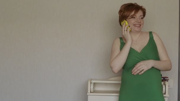Terhes nő beszél telefonon — Stock videók