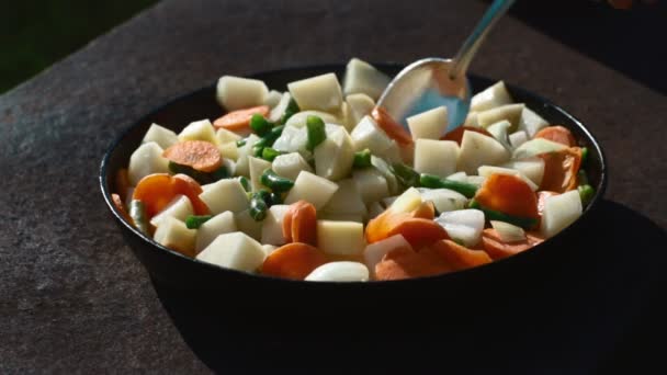 Рагу из овощей в сковороде — стоковое видео