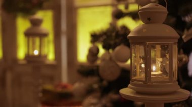 Noel süslemeleri ile fener köknar ağacı arka plan üzerinde