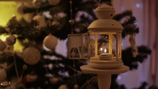 Kerstversiering met lantaarn op fir tree achtergrond — Stockvideo