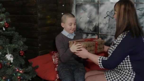 Mutter schenkt ihrem Sohn ein Geschenk zum neuen Jahr — Stockvideo