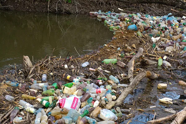 Resíduos domésticos águas fluviais contaminadas — Fotografia de Stock