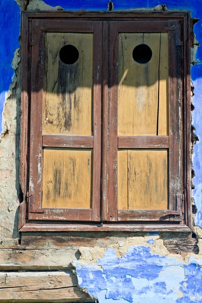 Stängda fönster med gamla fönsterluckor — Stockfoto