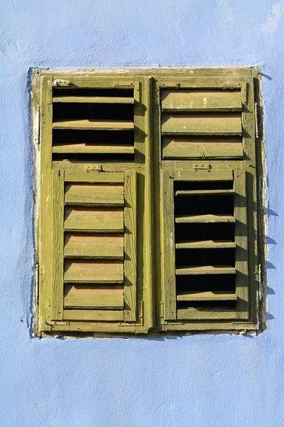 Stängda fönster med gamla trä fönsterluckor — Stockfoto
