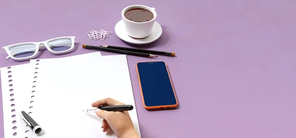 Iroda Üzleti Eszközök Egy Lila Asztalon Telefon Egy Csésze Tea — Stock Fotó