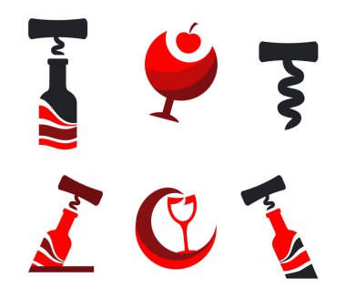 Tirbuşon ve bir şişe kırmızı şarap koyun. Kirazlı şarap kadehi