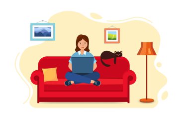 Kadın dizüstü bilgisayarda çalışıyor. Evde çalışıyor, kanepede kedisiyle oturuyor..