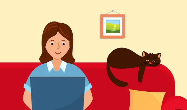 Женщина крупным планом с ноутбуком. Работает дома, сидит на диване с котом. — стоковый вектор