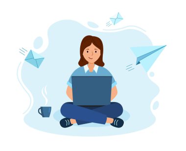 Kadın ofiste dizüstü bilgisayarda çalışıyor. Coronavirus 'ta evden uzakta okumak.