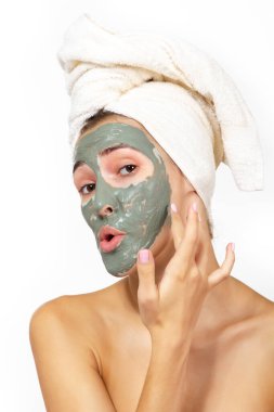 Yüzünde siyah kilden maske olan güzel, neşeli bir genç kız. Güzellik, vücut bakımı.