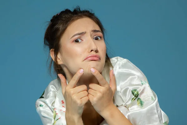 Tiener Meisje Met Probleem Huid Kijken Naar Pukkel Blauwe Achtergrond — Stockfoto