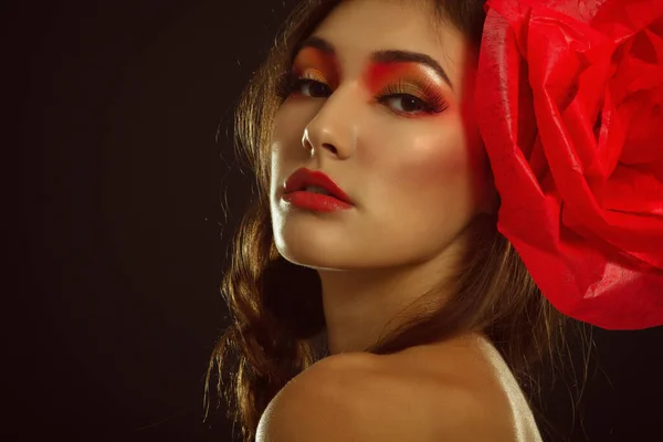 Vintage Ritratto Moda Ragazza Glamour Con Fiore Rosso Tra Capelli — Foto Stock