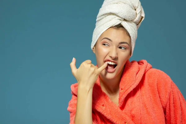 Veselý Atraktivní Vtipné Teen Dívka Vyčistit Zuby Dopoledních Hodinách Přes — Stock fotografie