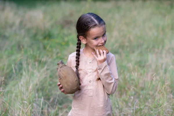 Csinos Kislány Hosszú Copfokkal Gyönyörű Piszkos Arccal Ahogy Nyári Erdőben — Stock Fotó