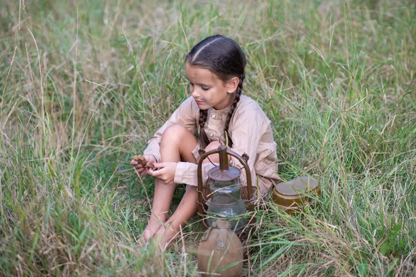 Bella Bambina Con Lunghe Trecce Bella Faccia Sporca Seduta Prato — Foto Stock