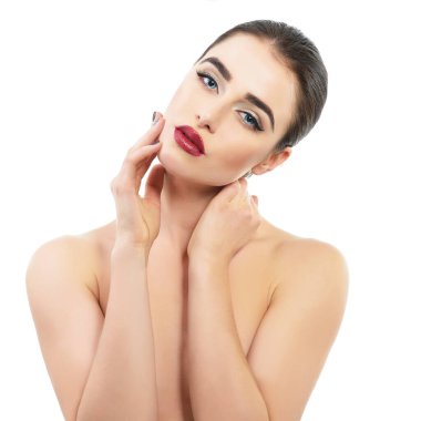 Güzellik. Beyaz arka planda çekici genç bir kadının portresi. Mükemmel makyajlı harika bir kız. Vücut tedavisi, makyaj, kaplıca, cilt bakımı, kozmetik, kozmetik konsepti.