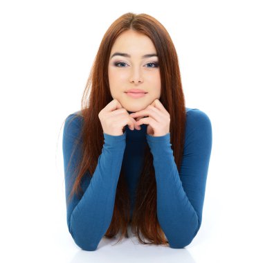 Uzun kırmızı saçlı, mavi kazaklı güzel bir kız portresi.