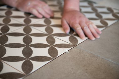 Tiler seramik fayansı yere seriyor. Profesyonel işçi tadilat yapıyor. İnşaat. Tetler 'in elleri. Ev yenileme ve yeni ev inşa etme