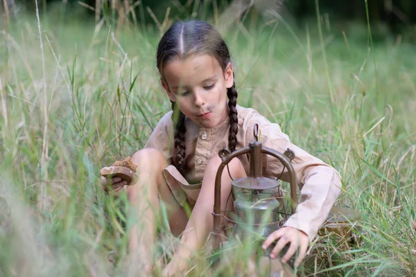 Bella Bambina Con Lunghe Trecce Bella Faccia Sporca Seduta Prato — Foto Stock