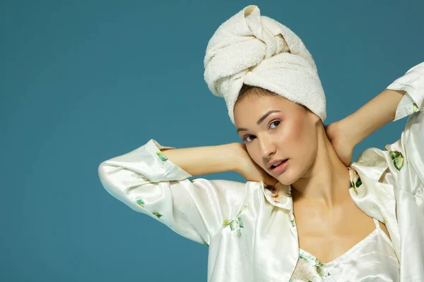 Vrolijk Aantrekkelijk Grappig Tienermeisje Met Handdoek Haar Hoofd Een Blauwe — Stockfoto