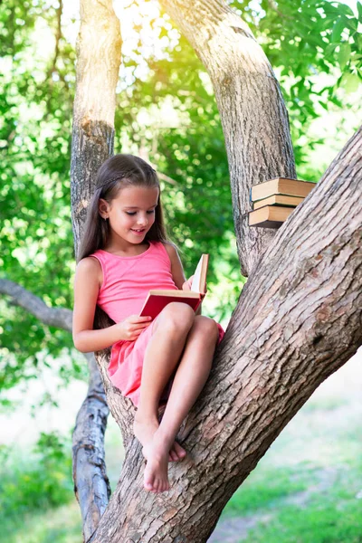 Charmant Klein Meisje Met Lang Bruin Haar Leest Boek Outdoor — Stockfoto